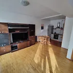 Spacious Apartment Near Old Town